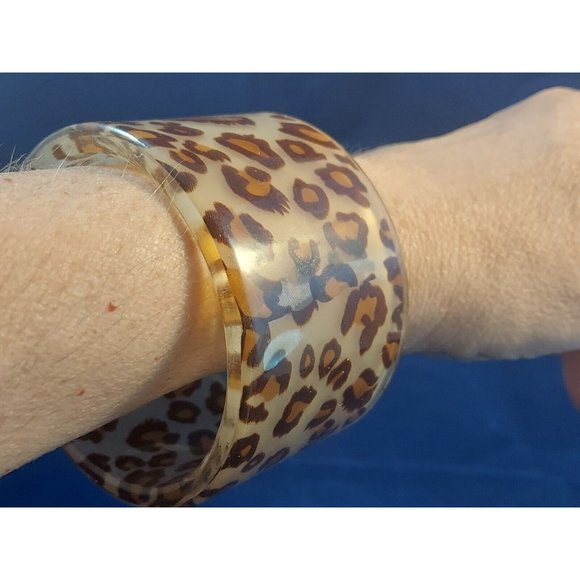 Vintage bangle bracelet Clear Lucite cheetah leopard print chunky retro boho 2"w - Picture 2 of 4